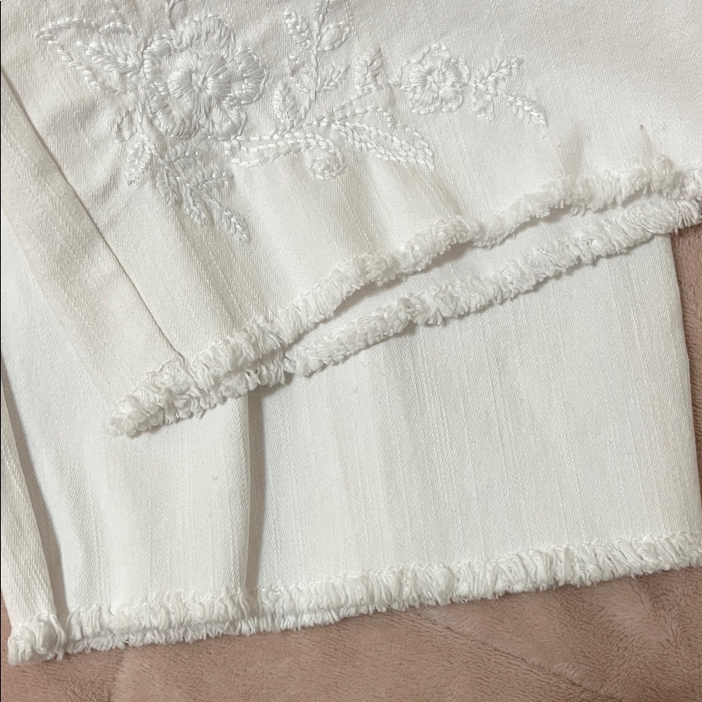 Alfred Dunner Blue Bayou White Capris with Embroidered Detail Elastic Waist 14P - Picture 7 of 14